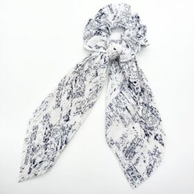 Karışık İnce Yazı Desenli Beyaz Simitli Fular Toka