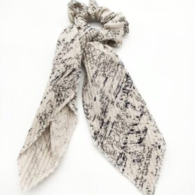 Karışık İnce Yazı Desenli Krem Simitli Fular Toka