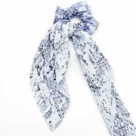 Karışık İnce Yazı Desenli Mavi Simitli Fular Toka