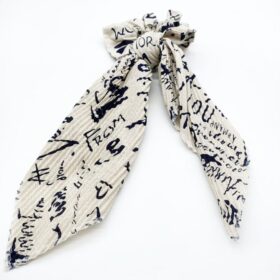 Karışık Yazı Desenli Krem Simitli Fular Toka