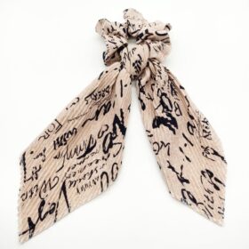 Karışık Yazı Desenli Pudra Simitli Fular Toka